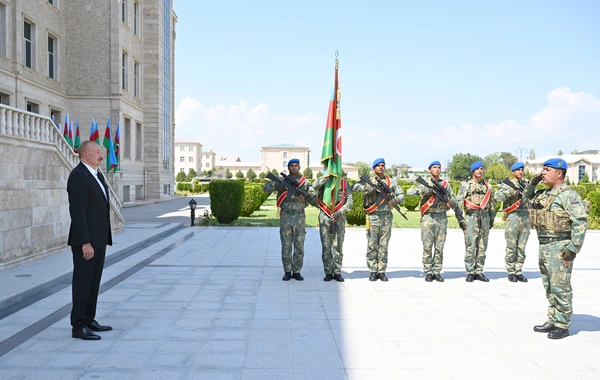 Prezident yeni yaradılan komando hərbi hissələrinə Döyüş bayraqlarının verilməsi mərasimində iştirak edib