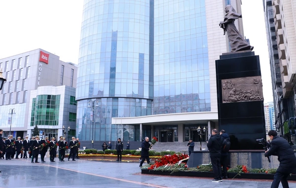 Prokurorluq əməkdaşları Xocalı soyqırımı abidəsini ziyarət edib