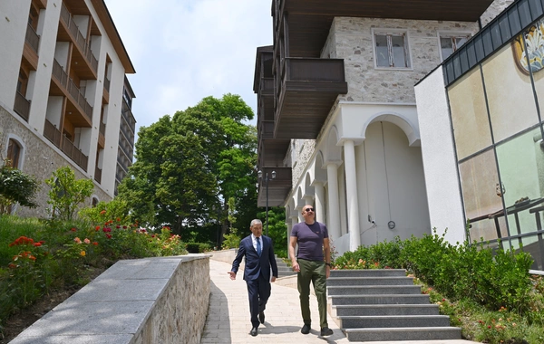 İlham Əliyev Şuşanın Qarabağ küçəsində dövlət-özəl tərəfdaşlığı çərçivəsində həyata keçirilmiş işlərlə tanış olub