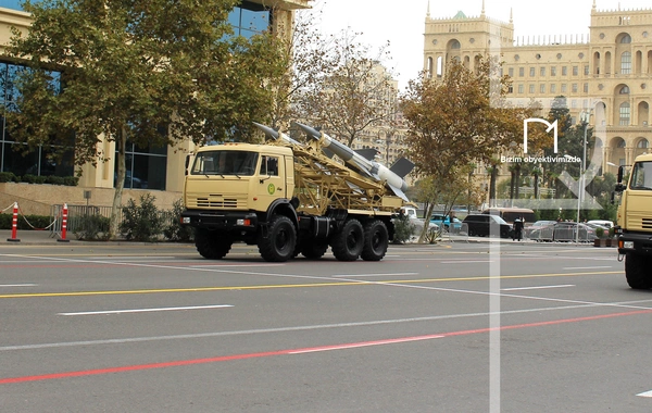 В Баку прошел марш военнослужащих в честь Дня Победы