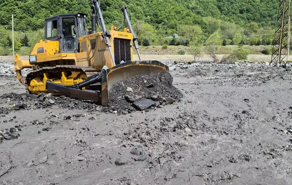 Güclü sel Laza kəndinə gedən yolu yararsız hala saldı
