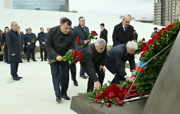 İqtisadiyyat Nazirliyinin kollektivi Zəfər parkını ziyarət edib