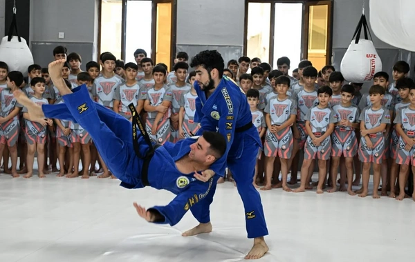 Fərid Qayıbov yeni idman zalının açılışında iştirak edib