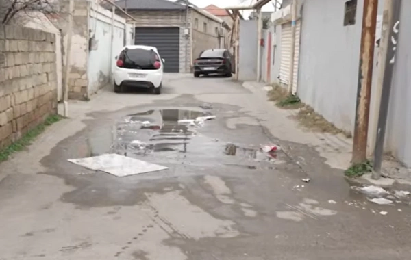 Xırdalanda içməli su küçəyə axır: Kimsə problemə məhəl qoymur