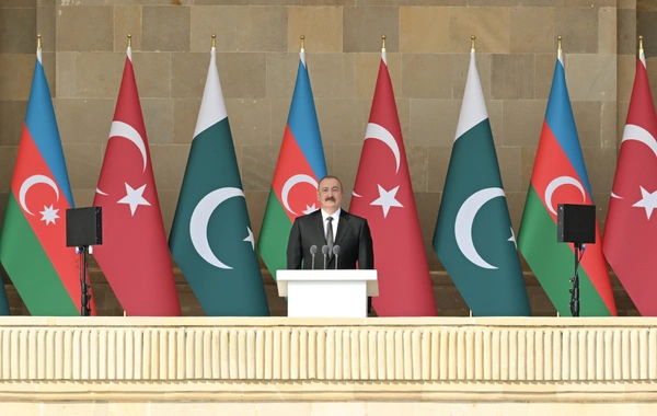 İlham Əliyev Bakıda keçirilən hərbi paradda çıxış edib - CANLI