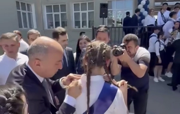 Nazir Son Zəngdə məzunlarla rəqs etdi, formalarına ürək sözlərini yazdı