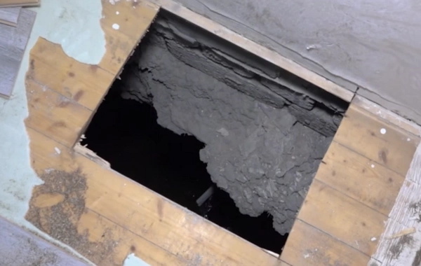 Kollektorun üzərində tikilən evin döşəməsi çökdü - Partlayıb, bizim evin altına axıb