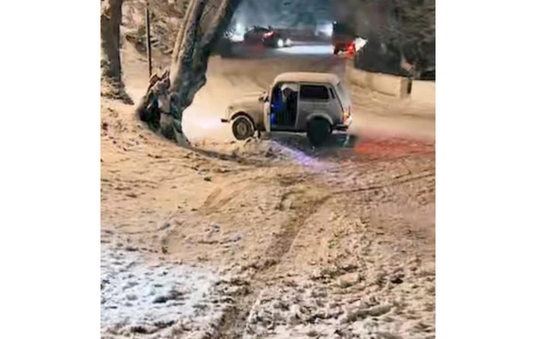 Сильный снегопад обрушился на Азербайджан, парализовав движение транспорта