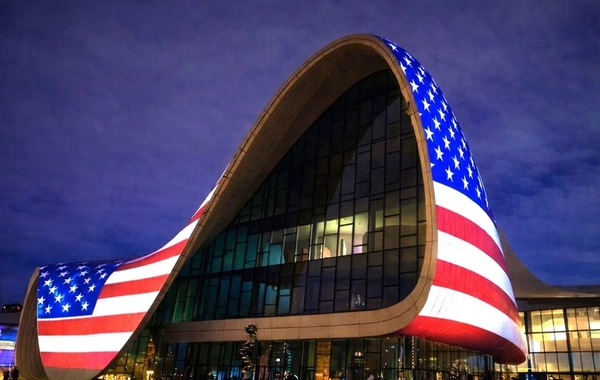 Səfirlik: Heydər Əliyev Mərkəzinin ABŞ bayrağı ilə proyeksiyası tərəfdaşlığın güclü xarakterini əks etdirir