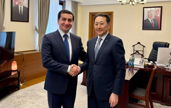 Kayrat Sarıbay Hikmət Hacıyev ilə görüşdə Azərbaycanın AQEM-də liderliyini yüksək qiymətləndirib