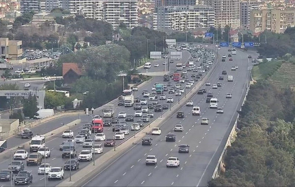 На ряде улиц и проспектов Баку затруднено движение транспорта
