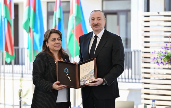 İlham Əliyev Zəngilanda ilk yaşayış kompleksinə köçən ailələrlə görüşüb
