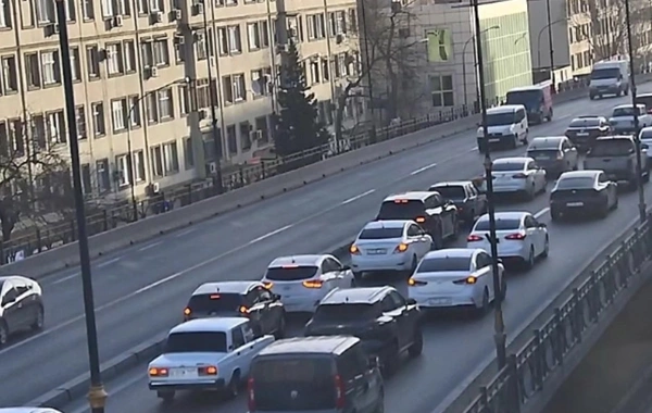 Bakının bir sıra yollarında tıxac yaranıb