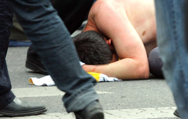 Dostunu evinə çağırıb yeyib-içdilər, arağa görə burnunu sındırdı