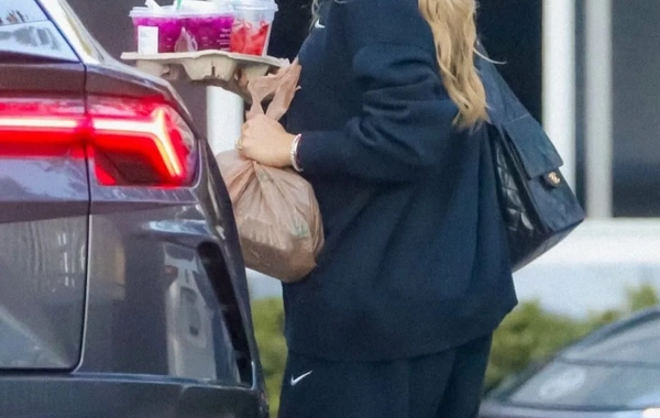 Беременную Анну Курникову засняли в спортивном костюме у спорткара