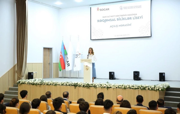 SOCAR-ın Bakı Ali Neft Məktəbinin nəzdində fəaliyyət göstərən Rəqəmsal Biliklər Liseyinin rəsmi açılış mərasimi keçirilib