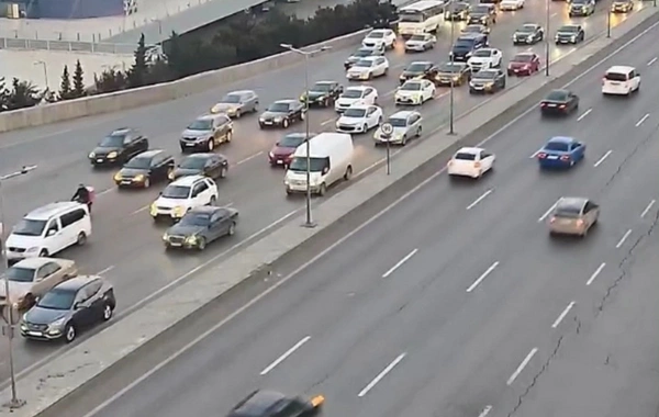 Bakının bir sıra yollarında tıxac yaranıb