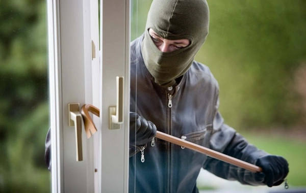 Əməllərini ört-basdır etmək üçün kamera görüntülərini də oğurlayan şəxs saxlanıldı