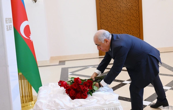 Əli Əsədov Türkmənistanda Heydər Əliyevin xatirəsini yad edib