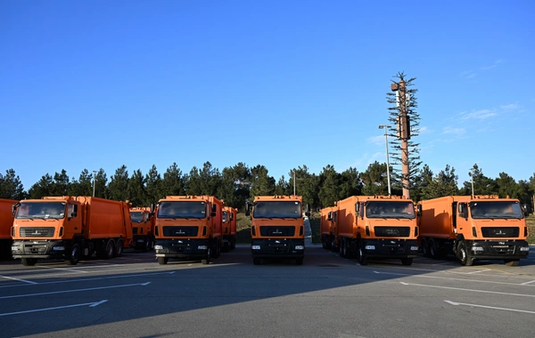 Prezident İlham Əliyev Bakıda məişət tullantıları daşıyan texnikalarla tanış olub