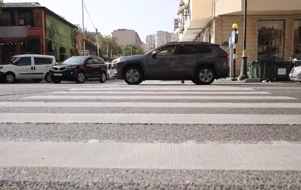Опасный пешеходный переход у метро Эльмляр Академиясы: проблема требует решения