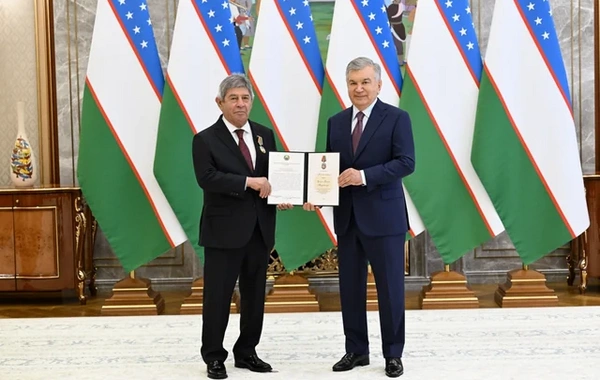 Şavkat Mirziyoyev Azərbaycan səfirinə "Mehnat Shuhrati" ordenini təqdim edib