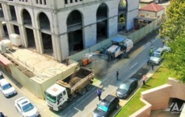 Bakının Mirzəağa Əliyev küçəsində təmir işləri aparılır