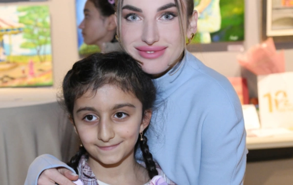 Arzu Əliyeva və Alena Əliyeva "Rənglərdə yaşanan 10 il" mövzusunda keçirilən sərgidə iştirak ediblər