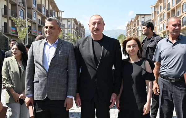 Президент Ильхам Алиев встретился с жителями города Кельбаджар, вручил им ключи от квартир