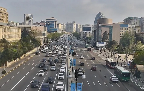 Bakının bir sıra yollarında nəqliyyat sıxlığı yaranıb