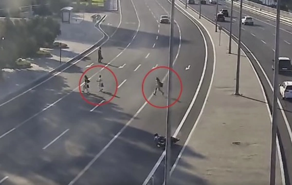Bakıda piyada məsuliyyətsizliyi motosikletçinin qəzaya düşməsi ilə nəticələndi