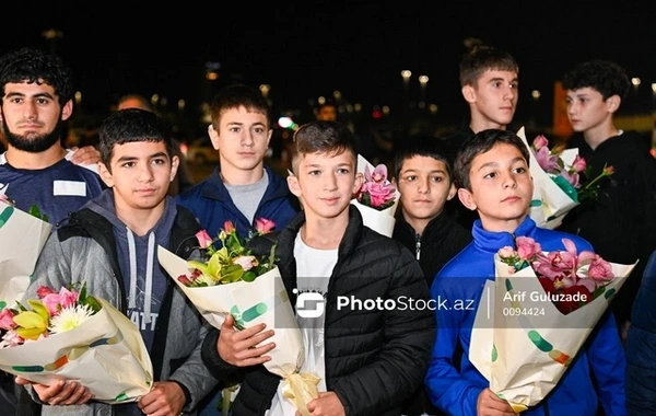 Успешно выступившие на чемпионате мира азербайджанские борцы вернулись на родину