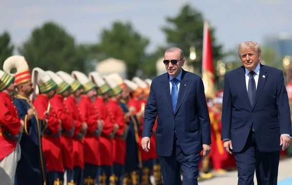 Media: Ərdoğan NATO sammitində Trampa xüsusi qızılı revolver hədiyyə edib