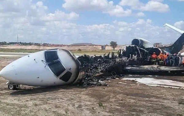 Konqoda təyyarə zolaqdan çıxaraq yandı - Nazir son anda canını xilas edə bildi