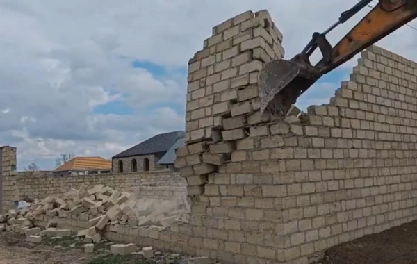 Gəncədə qanunsuz tikililər sökülüb