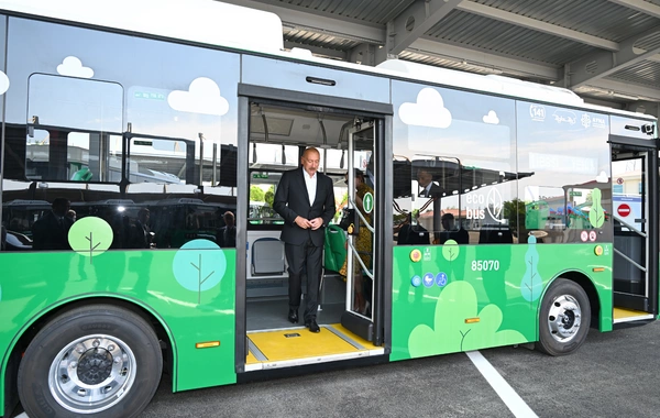 Prezident Naxçıvanda elektrik mühərrikli yeni avtobuslara baxıb, dəmir yolu infrastrukturunda aparılan yenidənqurma işləri ilə tanış olub