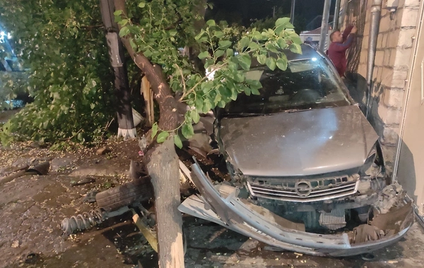 Gəncədə minik avtomobili evə çırpıldı: Xəsarət alan var