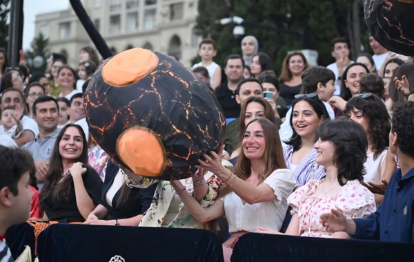 Leyla Əliyeva və Arzu Əliyeva "CandyFest" yay festivalını ziyarət edib və "Sehrli mirvari" su sirki şousunu izləyiblər