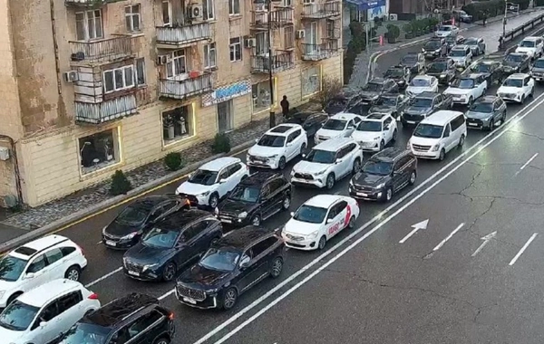Paytaxtın bir sıra yollarında tıxac yaranıb