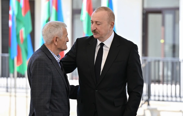 İlham Əliyev Zəngilanda ilk yaşayış kompleksinə köçən ailələrlə görüşüb