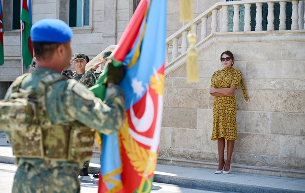 Prezident yeni yaradılan komando hərbi hissələrinə Döyüş bayraqlarının verilməsi mərasimində iştirak edib