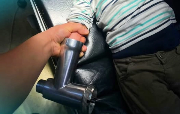 Əli ətçəkən maşında qalan azyaşlının həyatı xilas edilib