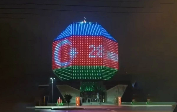 Belarus Milli Kitabxanası üzərində Azərbaycan bayrağının rəngləri proyeksiya olunub