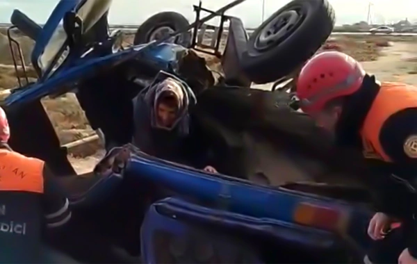 Bakıda marşrut avtobusu ağır qəzaya düşdü - 2 ÖLÜ, 9 YARALI