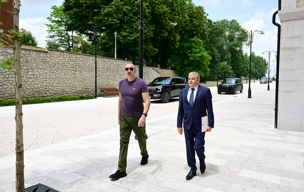 İlham Əliyev Şuşanın Qarabağ küçəsində dövlət-özəl tərəfdaşlığı çərçivəsində həyata keçirilmiş işlərlə tanış olub