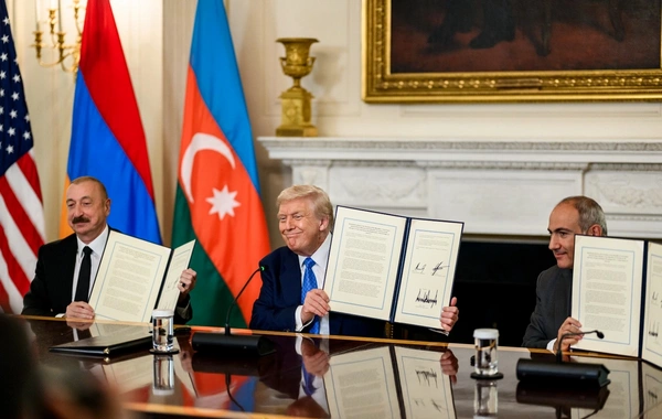Photo of a historical document signed by Aliyev, Trump and Pashinyan in Washington