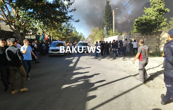 Biləcəridə yanğın səbəbindən polis əməkdaşları əraziyə nəzarəti gücləndirib