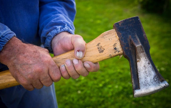 Bakıda balta ilə arvadını öldürən kişi özünü asdı