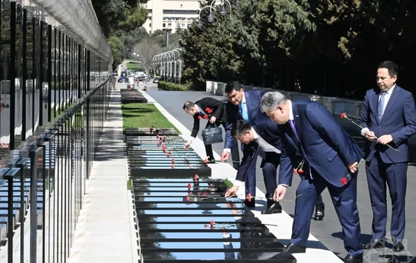 Qazaxıstan nazirləri Şəhidlər xiyabanını və Zəfər parkını ziyarət etdilər