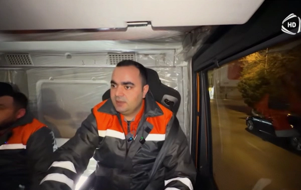 Məşhur aparıcı Bakıda zibil maşını sürdü